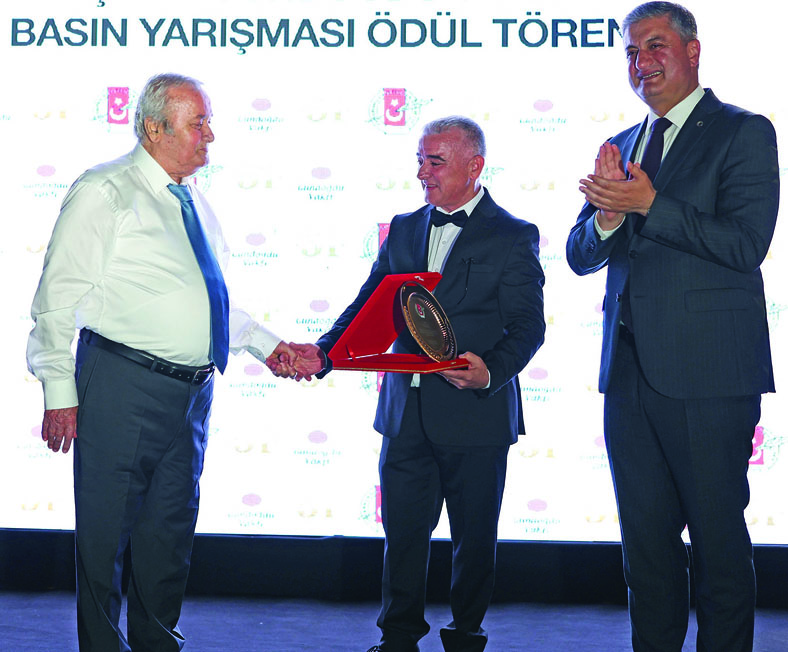 Kurtar Çakın'a plaket Başkan Kurtul Çakın'dan.JPG
